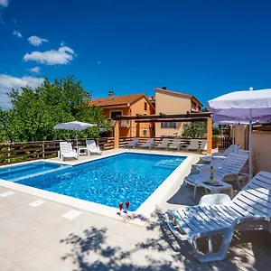 https://e-m-apartments-with-private-pool.pula-hotels.org